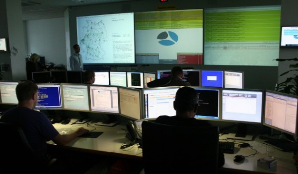Maximilian Klose postiert sich hinten links vor der großen Netzkarte im Network Operating Center