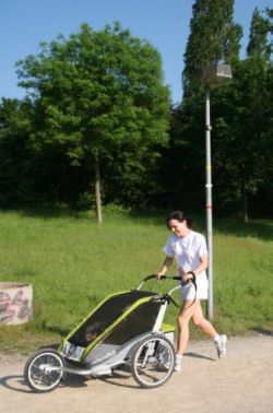Der sicherlich jüngste Teilnehmer am Firmenlauf Köln kam aus dem QSC-Team: Tom, sechs Monate alt, begleitete seine joggende Mutter. Foto (cc): Dennis Knake / QSC.