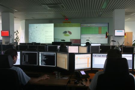 Im Network Operation Center (NOC) wird die gesamte Netzinfrastruktur der QSC AG gesteuert und überwacht. Foto: Dennis Knake / QSC AG.
