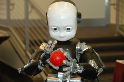 Roboter sind kein Science-Fiction mehr, sondern längst zu nützlichen Helfern geworden. Quelle. RobotCub.org.