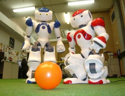 Die zweibeinigen "Naos" der französischen Firma Aldebaran Robotics sind eine Standard-Plattform für Roboter-Entwickler. Quelle: Aldebaran Robotics. 