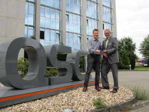 Preisübergabe: QSC Produktmanager Christian Rebhahn nimmt die Auszeichnung von Funkschau Anzeigenleiter Michael Nerke in Köln entgegen
