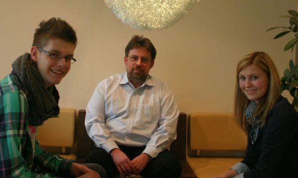 Christian Ebert (Mitte) im Gespräch mit Marvin Frömken (li.) und Sandra Groth (re.).