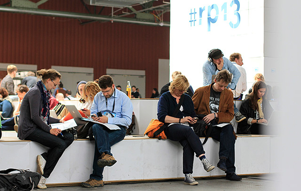 Verschnaufen auf der re:publica 2013: An den drei Konferenztagen tummeln sich auf engstem Raum wohl mehr Smartphones, Tablets und Notebooks als Tina Turner Haare auf dem Kopf hat. Foto: Dennis Knake/QSC