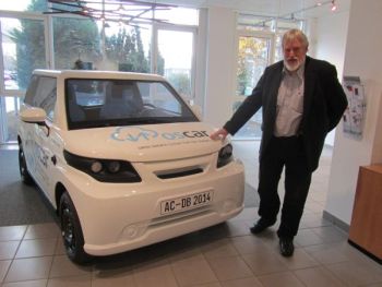 Ulrich Hacker, Leiter des Bereichs Smart Utility and xxx mit Oscar, einem Elektromobil mit einer intelligenten Energiesteuerung.