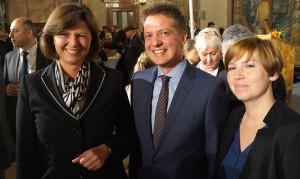 Ilse Aigner, Staatsministerin im Bayerischen Wirtschaftsministerium begrüßt Daniel Niesler, Geschäftsfrührer bei FTAPI sowie seine Kollegin Tanja Gamperl vom Personalmanagement.
