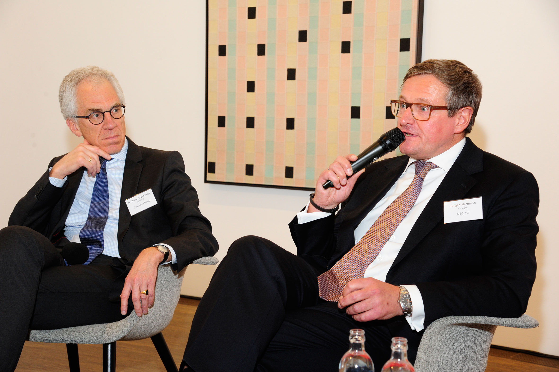 Dr. Hans-Jürgen Meyer, Vorstand der Dussmann Group, und Jürgen Hermann, Vorstandsvorsitzender der QSC AG