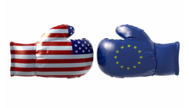Zwei Boxhandschuhe, einer illustriert mit der Flagge der USA, der andere mit der Europaflagge