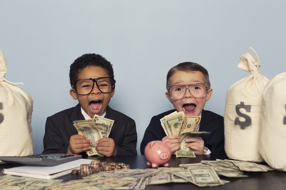 A couple of young businessmen are astounded by the profits coming in. Bild: © istock.com / RichVintage