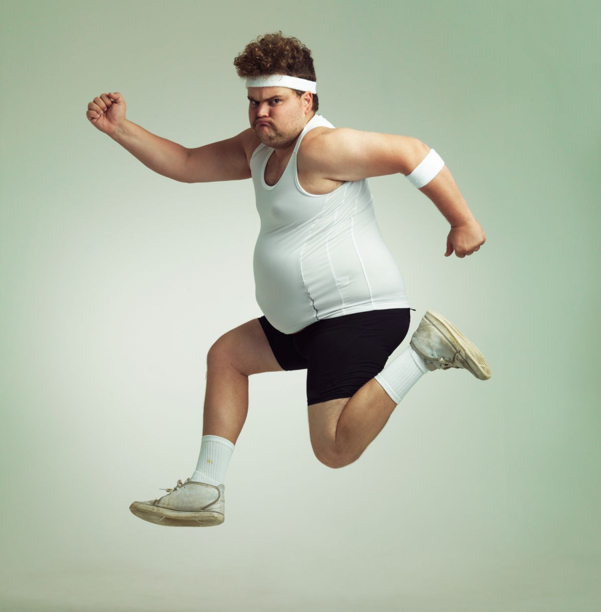 Overweight man leaping in the air with his sense of achievement. Bild: © istock.com / Yuri_Arcurs