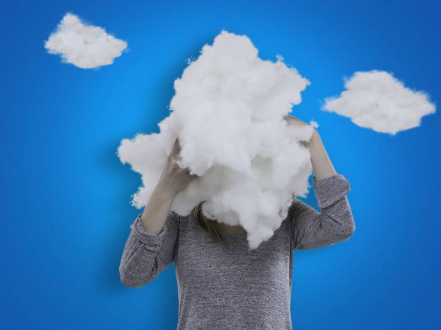 Woman with head in the clouds. Bild: © istock.com / pick-uppath
