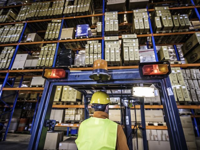 Wie Unternehmen aus der Logistik-Branche von SAP S/4HANA profitieren, schreiben SAP-Fachleute von QSC im Buch „Logistik mit SAP S/4HANA“. Bild: © vm / Getty Images.