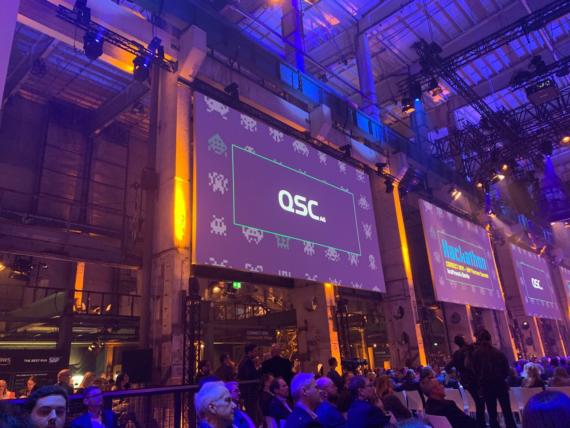 Ein QSC-Team gewann den SAP CONNECT Hackathon und durfte während der Abschluss-Keynote ihre Lösung vorstellen, Bild: © QSC AG