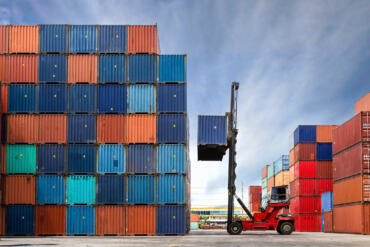 Gabelstapler transportiert Container