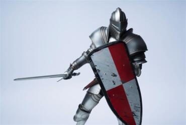 Ritter mit Rüstung, Schutzschild und Schwert vor hellem Hintergrund