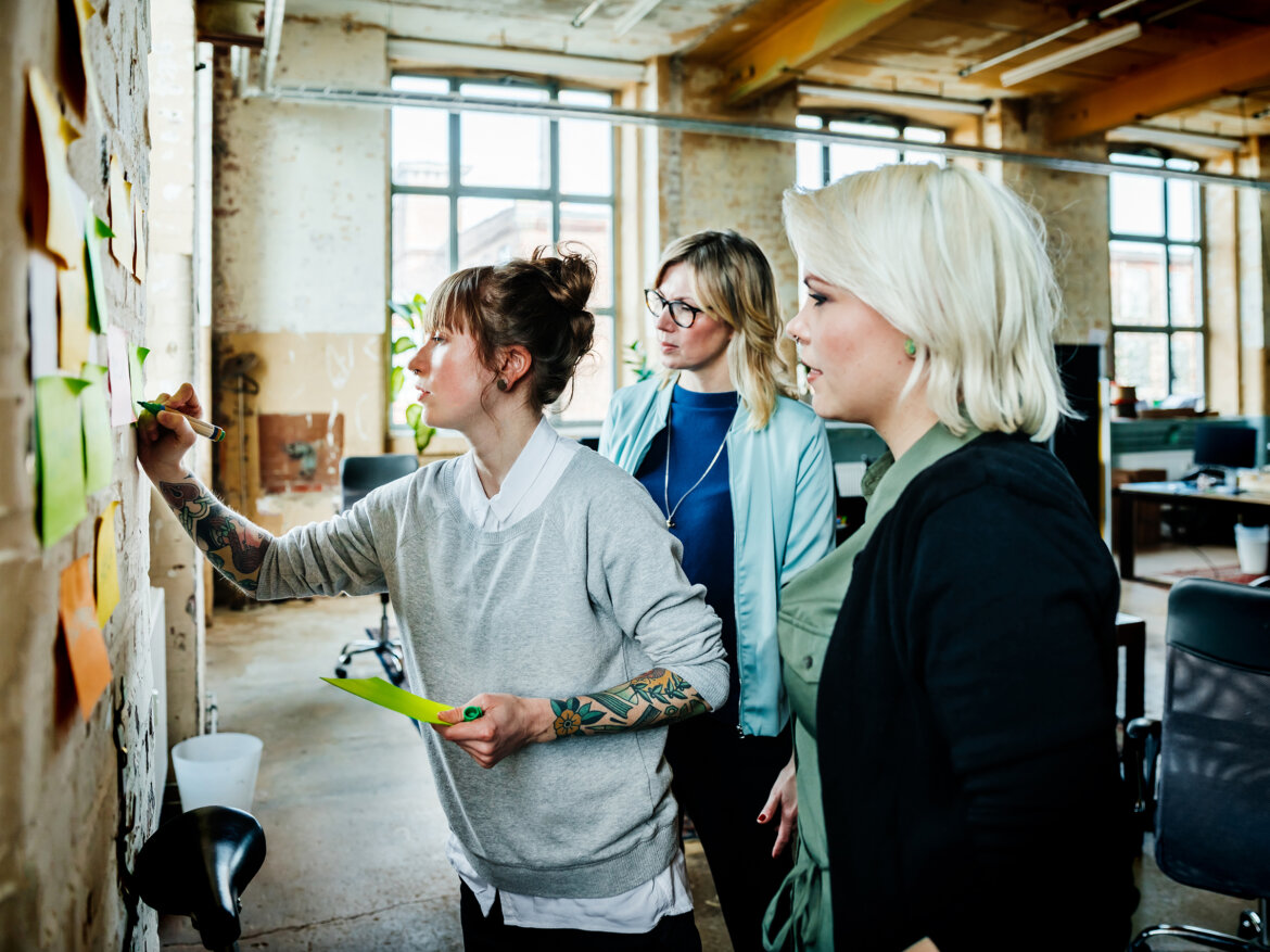 Casual businesswomen having brainstorming. Bild: © Hinterhaus Productions / Getty Images
