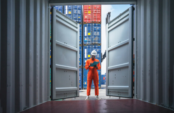 Teaserbild Blogbeitrag Cyber-Sicherheit in der Logistik, q.beyond. Bild: © Prapass Pulsub / Getty Images
